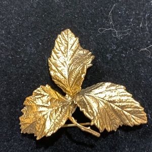 Vintage Metropolitan Museum of Art 3-Leaf gold brooch